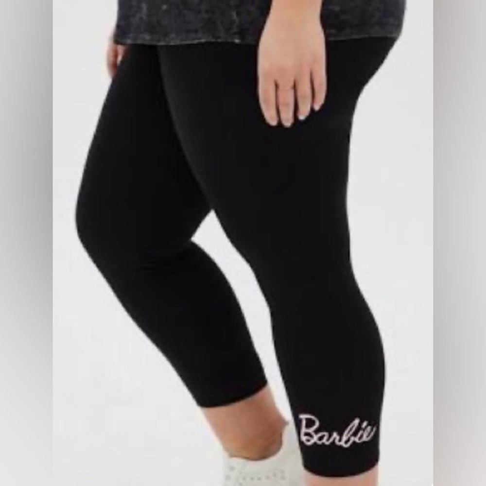 LOWEST🌺 NWT TORRID 2X BLACK CROP with BARBIE SCRIPT LEGGING PANTS - Picture 6 of 14